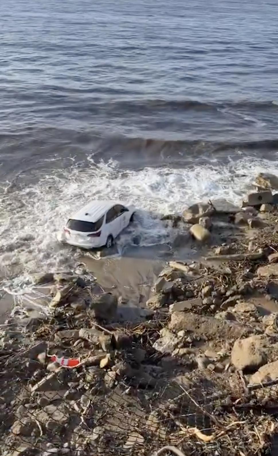 După incendiile devastatoare, Los Angeles a fost lovit de inundații și alunecări de teren. O mașină de pompieri a ajuns în ocean 952392