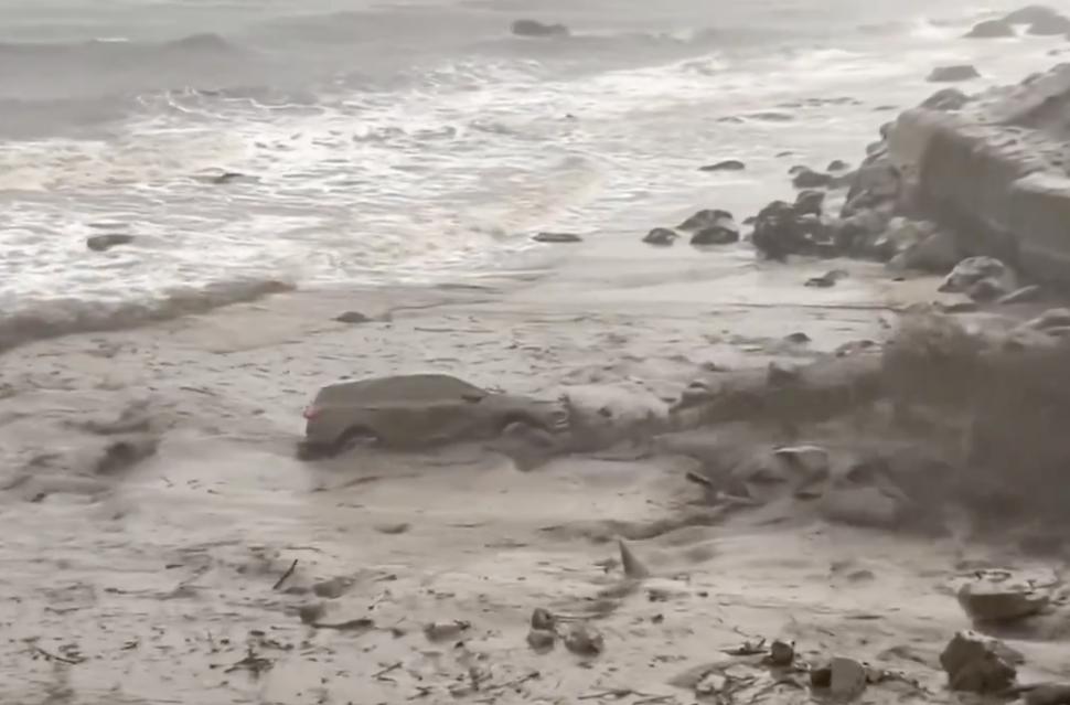 După incendiile devastatoare, Los Angeles a fost lovit de inundații și alunecări de teren. O mașină de pompieri a ajuns în ocean 952393