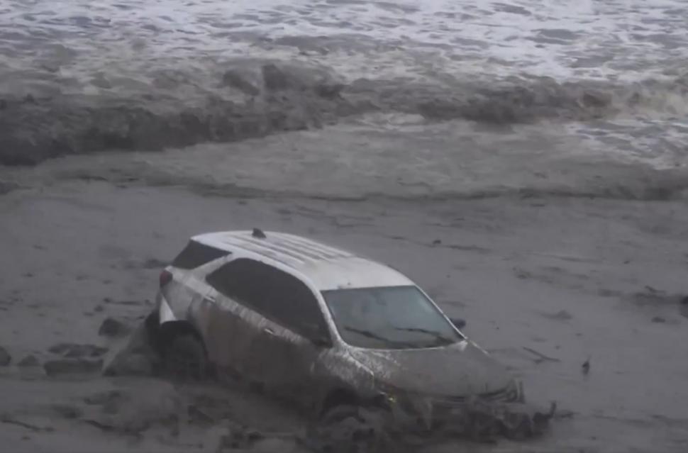 După incendiile devastatoare, Los Angeles a fost lovit de inundații și alunecări de teren. O mașină de pompieri a ajuns în ocean 952394