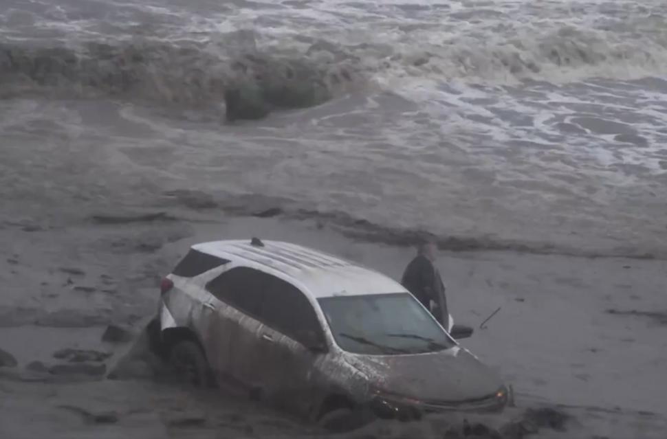 După incendiile devastatoare, Los Angeles a fost lovit de inundații și alunecări de teren. O mașină de pompieri a ajuns în ocean 952395