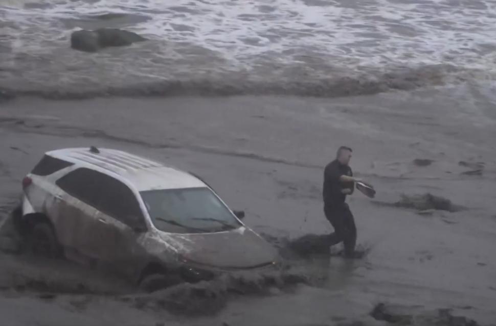 După incendiile devastatoare, Los Angeles a fost lovit de inundații și alunecări de teren. O mașină de pompieri a ajuns în ocean 952396