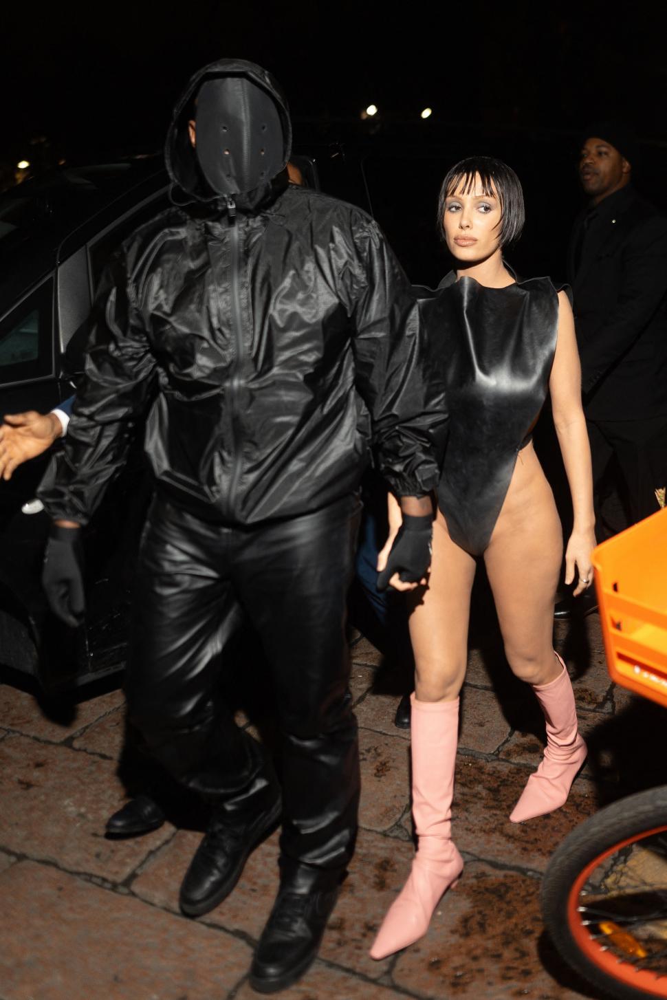 Kanye West şi Bianca Censori s-ar fi despărţit după apariţia de la Premiile Grammy. Ar urma să depună actele de divorţ 952189