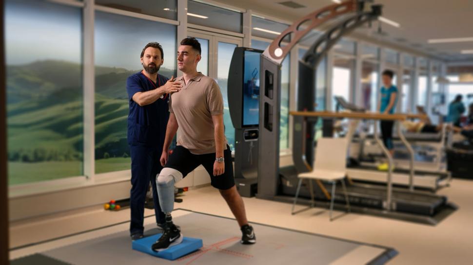 Recuperare medicală de succes la Spitalul de Recuperare Arcadia Iași: Povestea impresionantă a unui tânăr după un accident grav 952107