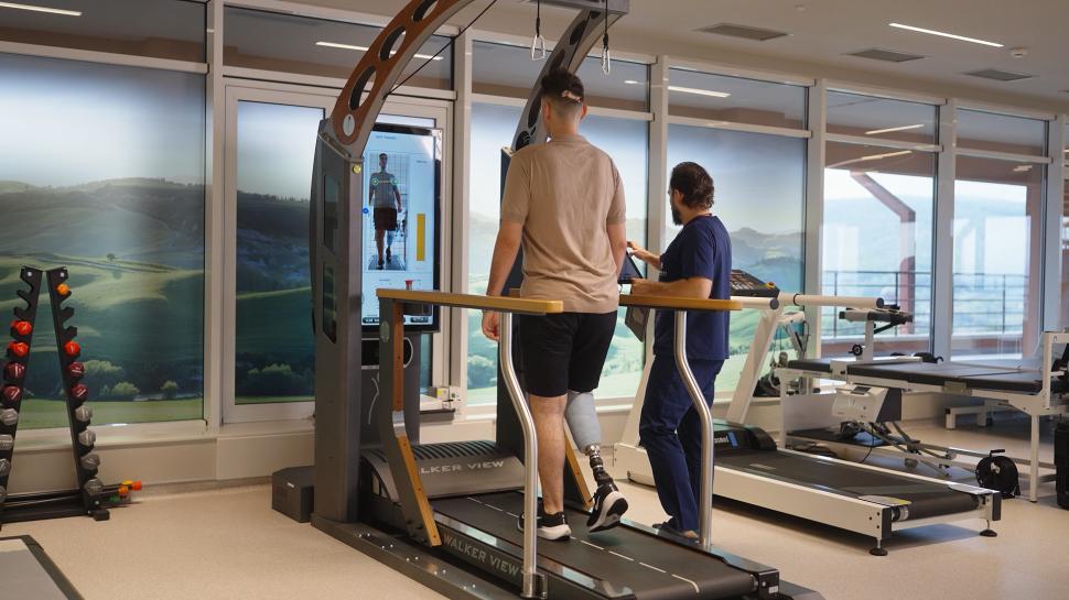 Recuperare medicală de succes la Spitalul de Recuperare Arcadia Iași: Povestea impresionantă a unui tânăr după un accident grav 952108