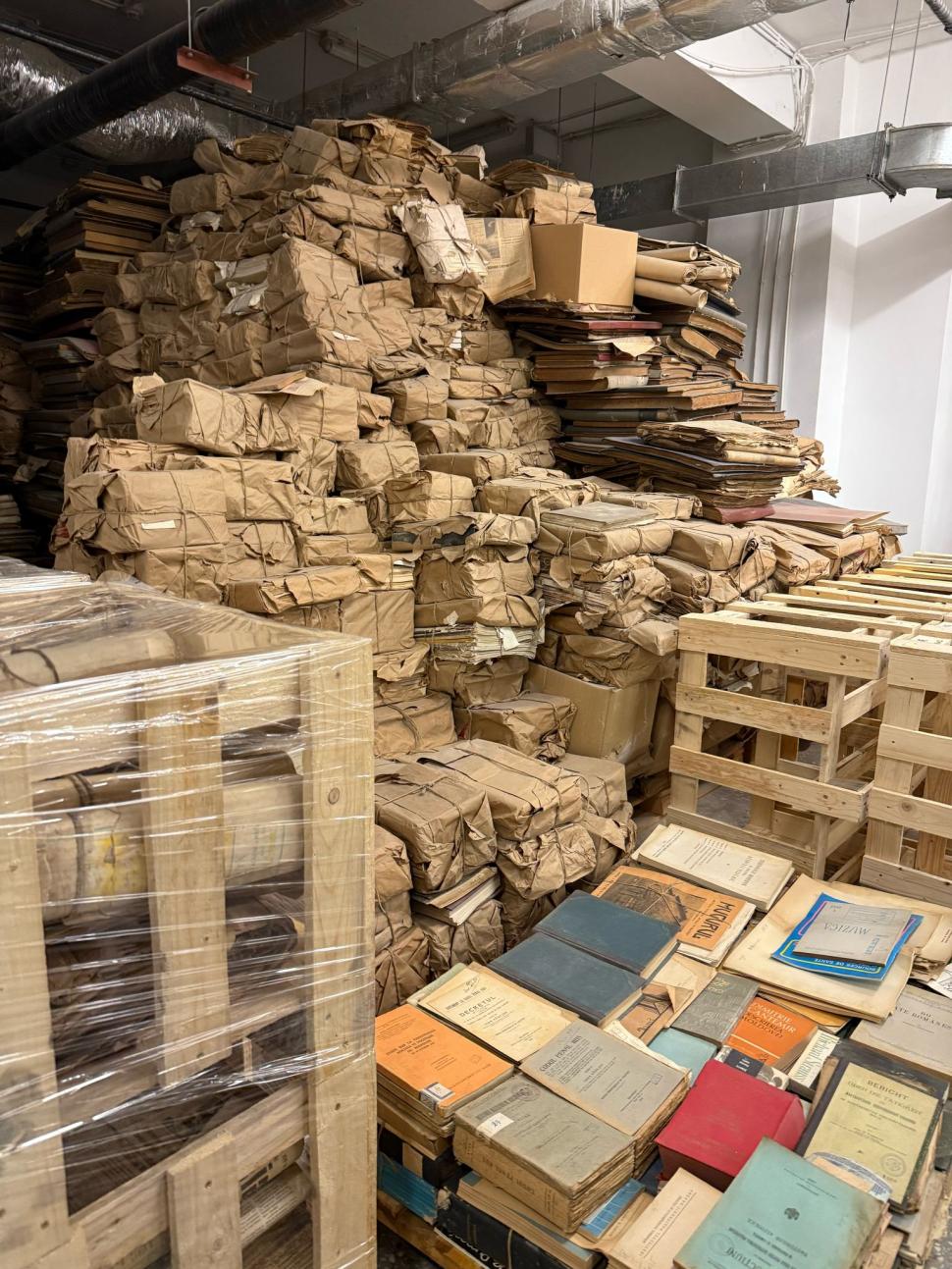 Comoara din beciul Bibliotecii Naționale. Cărți vechi și rare și milioane de documente care riscă să putrezească 952465