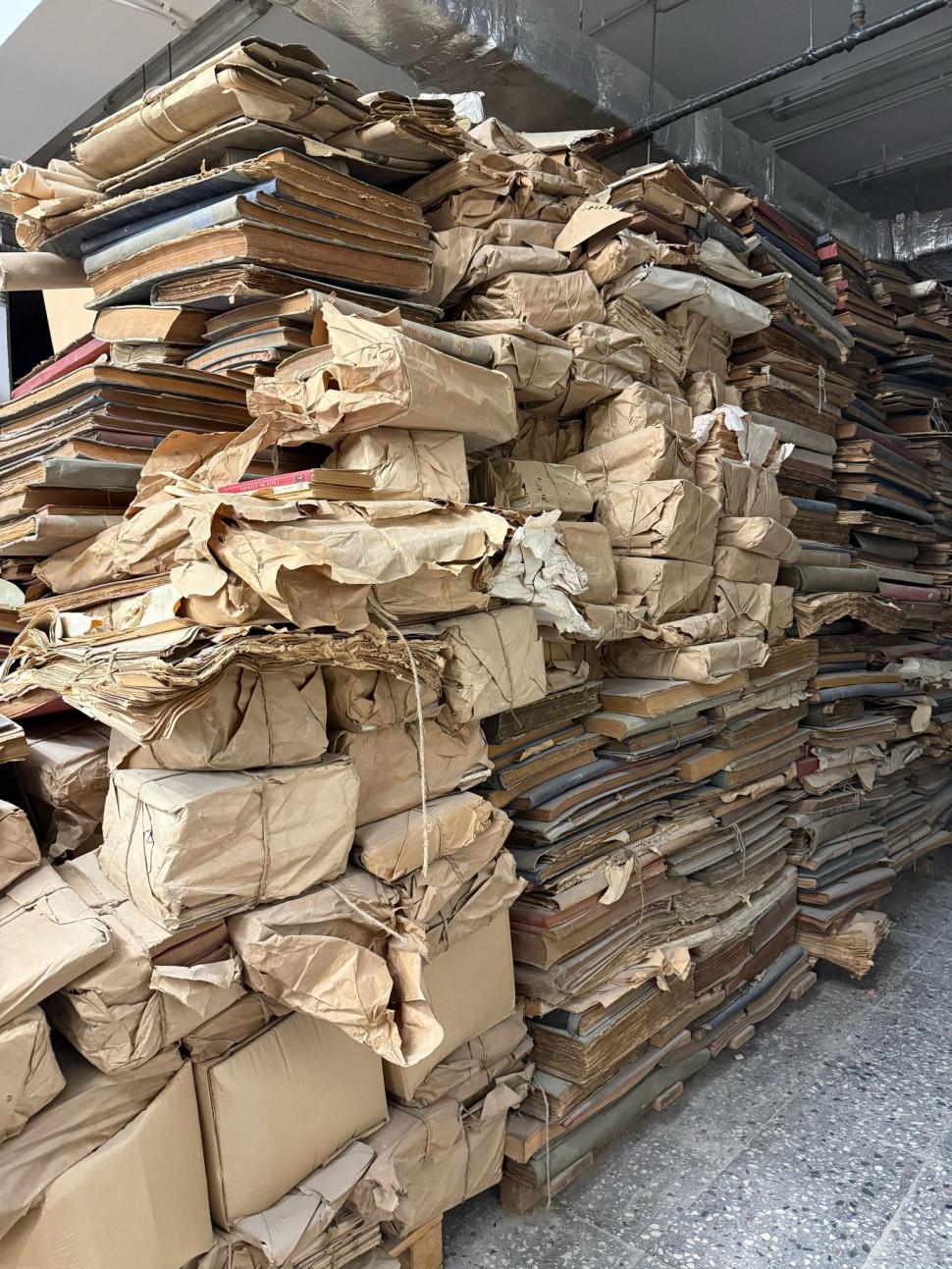 Comoara din beciul Bibliotecii Naționale. Cărți vechi și rare și milioane de documente care riscă să putrezească 952469