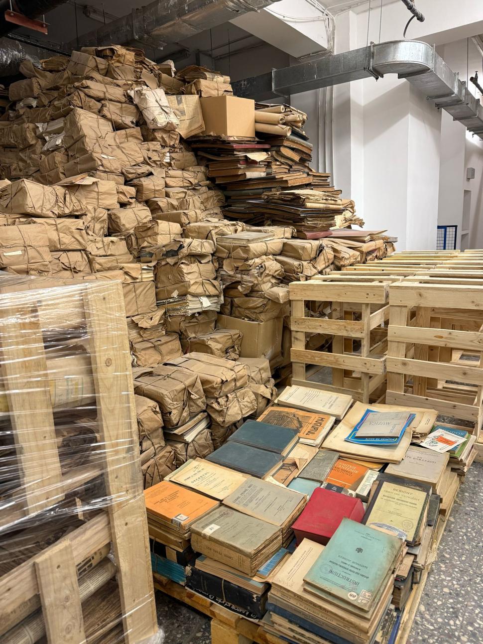 Comoara din beciul Bibliotecii Naționale. Cărți vechi și rare și milioane de documente care riscă să putrezească 952471