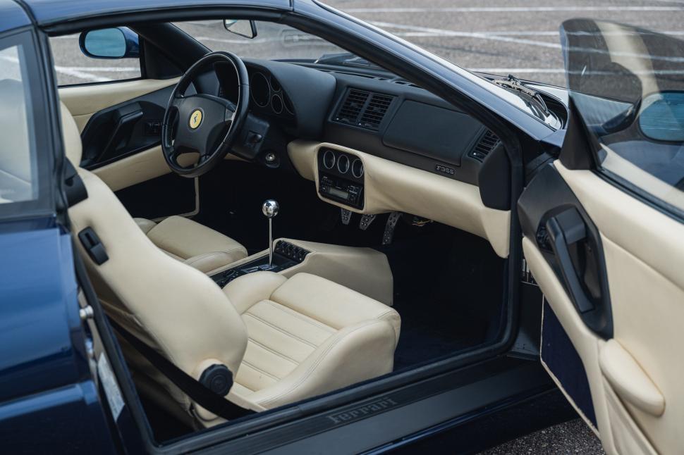 Maşina Ferrari 355 GTS a lui Michael Schumacher a fost scoasă la licitaţie. Era mașina lui de serviciu 952243