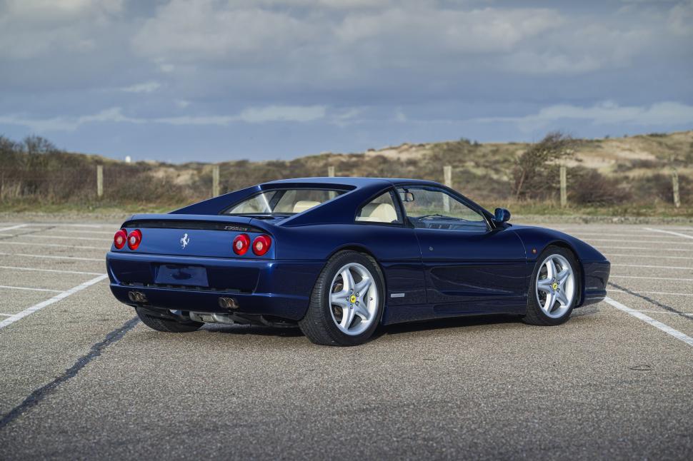 Maşina Ferrari 355 GTS a lui Michael Schumacher a fost scoasă la licitaţie. Era mașina lui de serviciu 952245