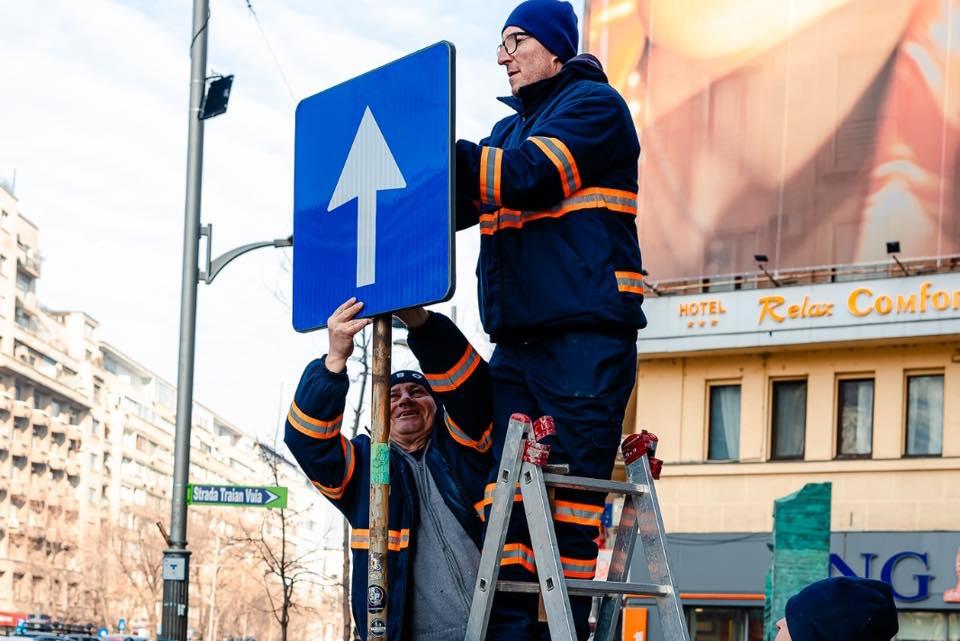 Simboluri și mesaje legionare, lipite pe mai multe indicatoare rutiere din Capitală. Nicușor Dan: ”Este un act ilegal” 952478