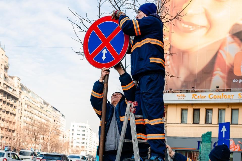 Simboluri și mesaje legionare, lipite pe mai multe indicatoare rutiere din Capitală. Nicușor Dan: ”Este un act ilegal” 952479