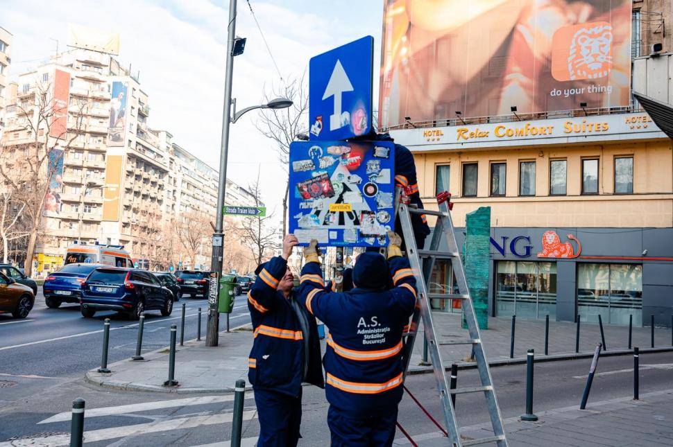 Simboluri și mesaje legionare, lipite pe mai multe indicatoare rutiere din Capitală. Nicușor Dan: ”Este un act ilegal” 952480
