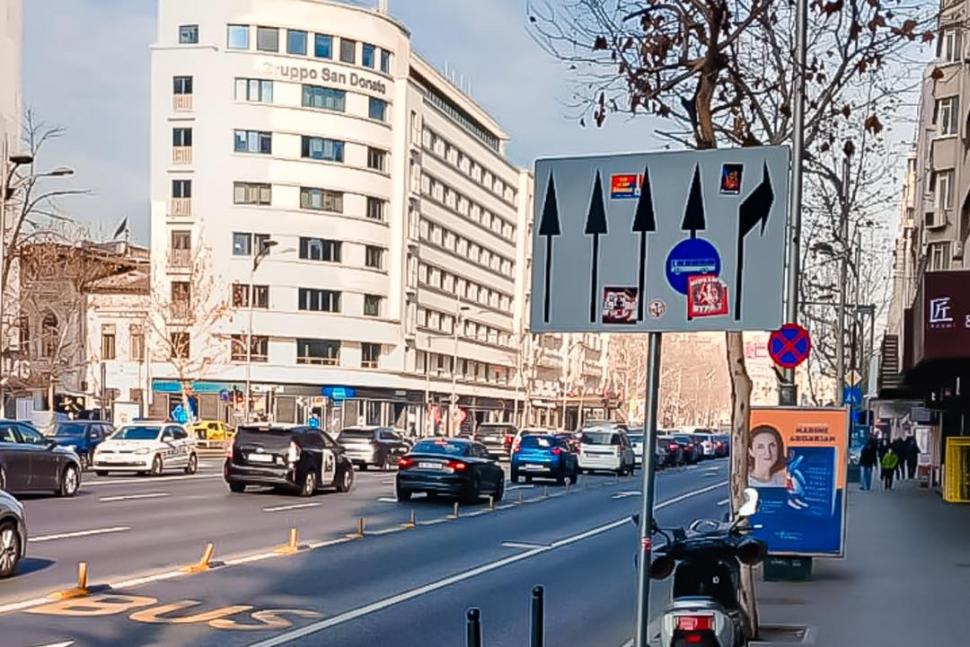Simboluri și mesaje legionare, lipite pe mai multe indicatoare rutiere din Capitală. Nicușor Dan: ”Este un act ilegal” 952481