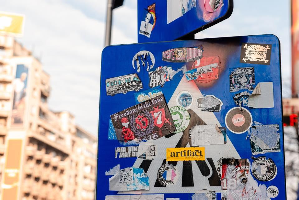 Simboluri și mesaje legionare, lipite pe mai multe indicatoare rutiere din Capitală. Nicușor Dan: ”Este un act ilegal” 952483