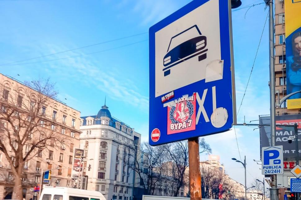 Simboluri și mesaje legionare, lipite pe mai multe indicatoare rutiere din Capitală. Nicușor Dan: ”Este un act ilegal” 952484