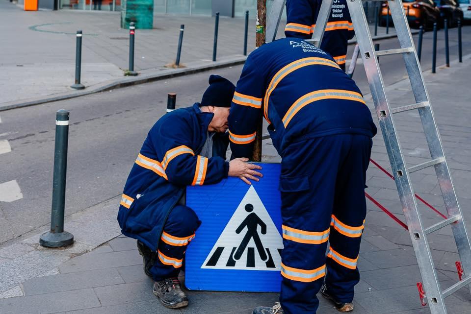 Simboluri și mesaje legionare, lipite pe mai multe indicatoare rutiere din Capitală. Nicușor Dan: ”Este un act ilegal” 952485