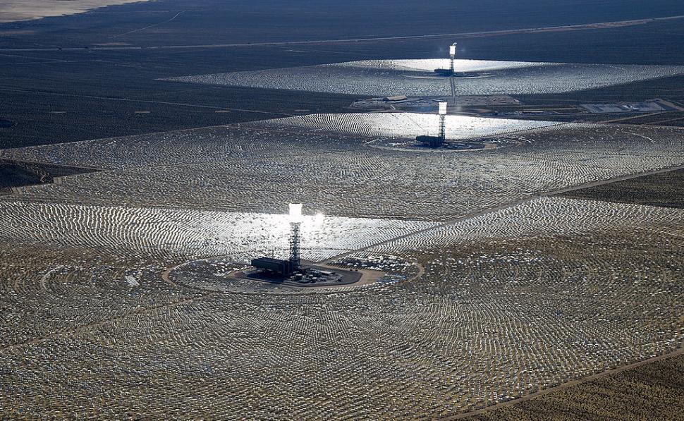 Un câmp de oglinzi în deşert, ce pare extraterestru, a fost cândva viitorul energiei solare. Se închide după 12 ani  951980