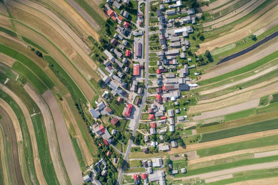 Localitatea în care toți cei 6.000 de oameni stau pe aceeași stradă dintr-un motiv bizar 952340