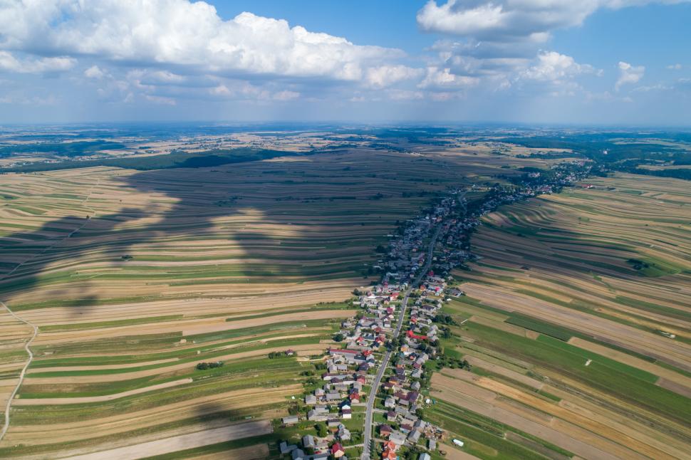 Localitatea în care toți cei 6.000 de oameni stau pe aceeași stradă dintr-un motiv bizar 952343