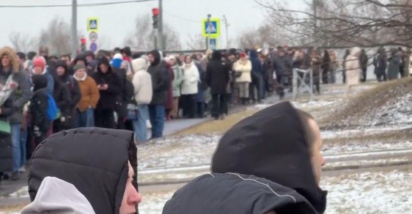 Mii de ruși l-au sfidat pe Putin și au ieșit să-l comemoreze pe Aleksei Navalnîi, la un an de la moartea acestuia în penitenciar 952544