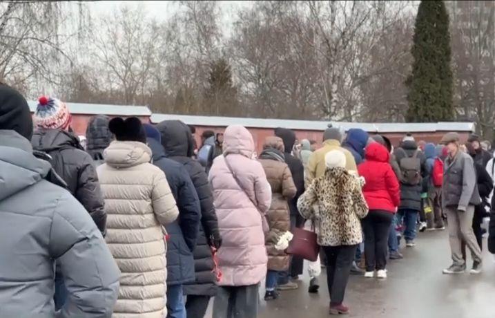 Mii de ruși l-au sfidat pe Putin și au ieșit să-l comemoreze pe Aleksei Navalnîi, la un an de la moartea acestuia în penitenciar 952545