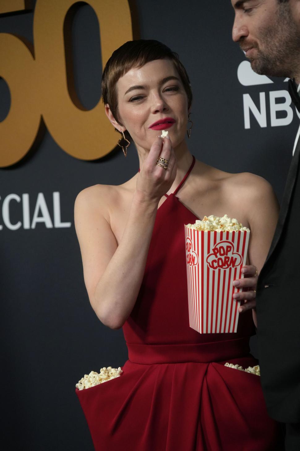 Rochia-popcorn, virală pe internet: Emma Stone a apărut pe covorul roșu într-o ținută perfectă pentru a strecura gustări la cinema 952857