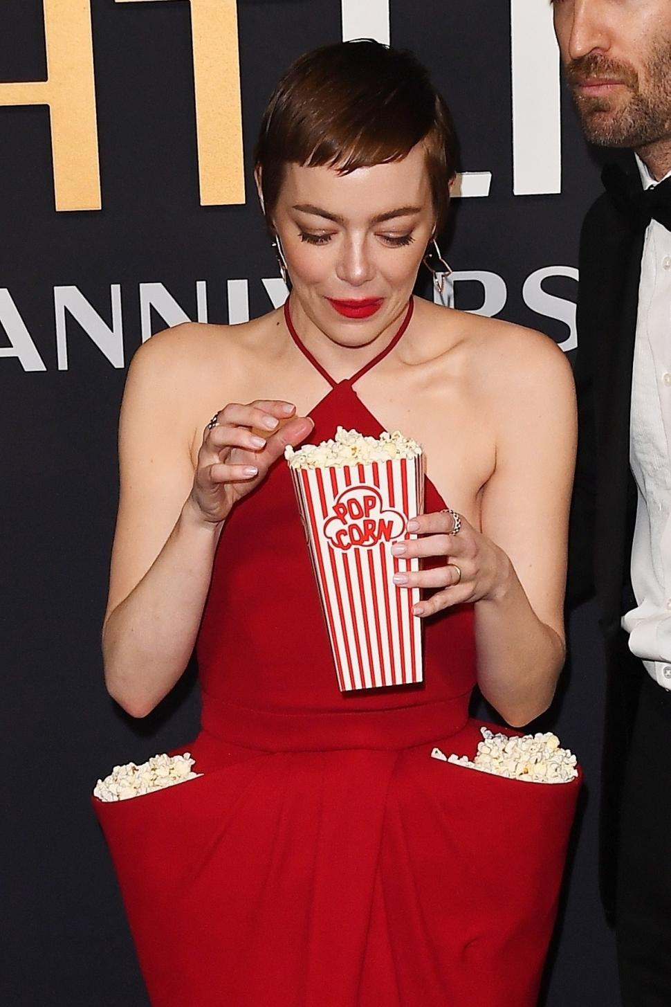 Rochia-popcorn, virală pe internet: Emma Stone a apărut pe covorul roșu într-o ținută perfectă pentru a strecura gustări la cinema 952862