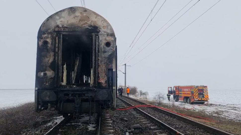 Un tren de călători a luat foc, în județul Olt. Un vagon s-a făcut scrum, în zonă e fum dens. A fost activat Planul Roșu de Intervenție 952718