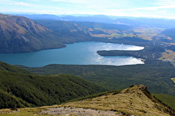 De ce turiștii trebuie să-și spele pantofii înainte de a ajunge la „cel mai limpede lac din lume” 952702