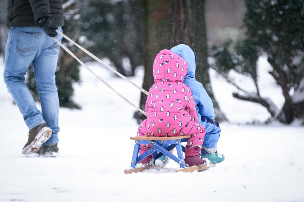 România se transformă în polul frigului din Europa. Sunt 30 de cm de zăpadă în București, ninge și e ger. Minus 20 de grade în țară 952873