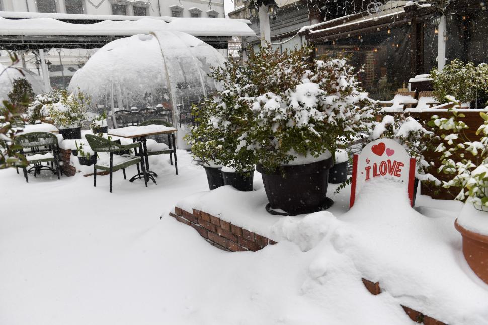 România se transformă în polul frigului din Europa. Sunt 30 de cm de zăpadă în București, ninge și e ger. Minus 20 de grade în țară 952875