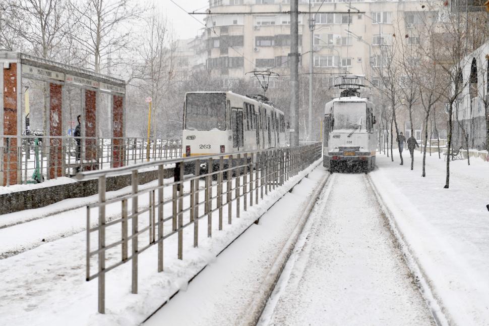 România se transformă în polul frigului din Europa. Sunt 30 de cm de zăpadă în București, ninge și e ger. Minus 20 de grade în țară 952876