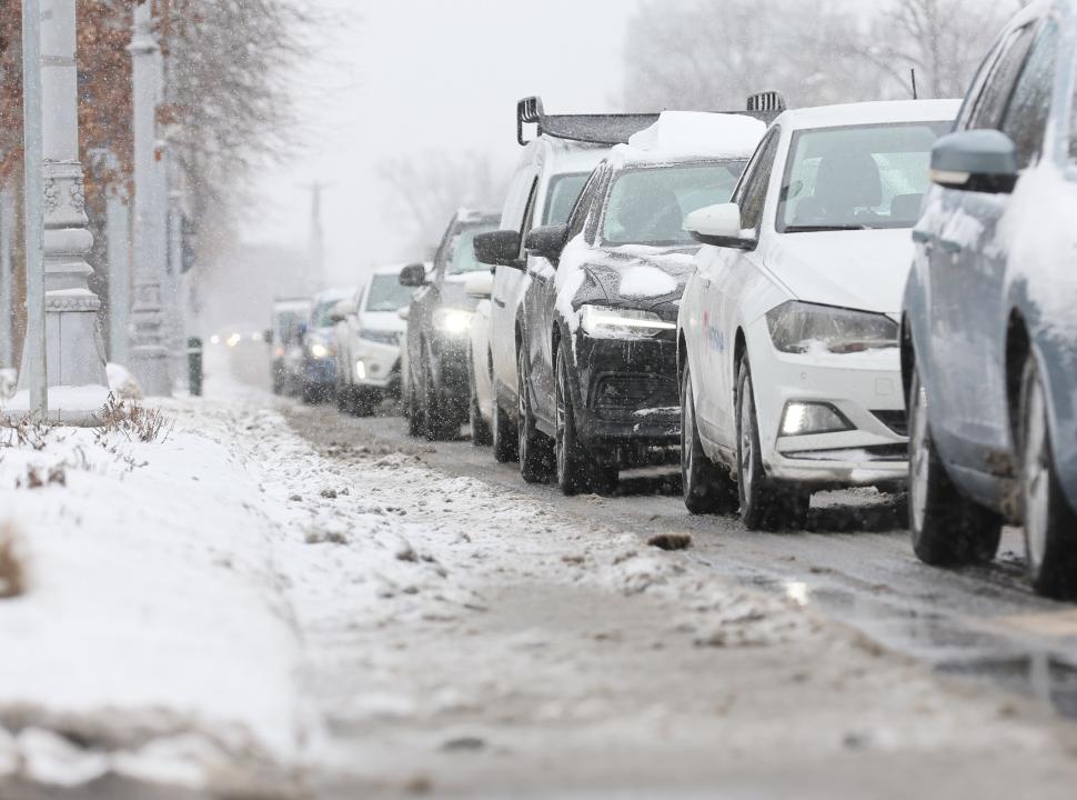 România se transformă în polul frigului din Europa. Sunt 30 de cm de zăpadă în București, ninge și e ger. Minus 20 de grade în țară 952877