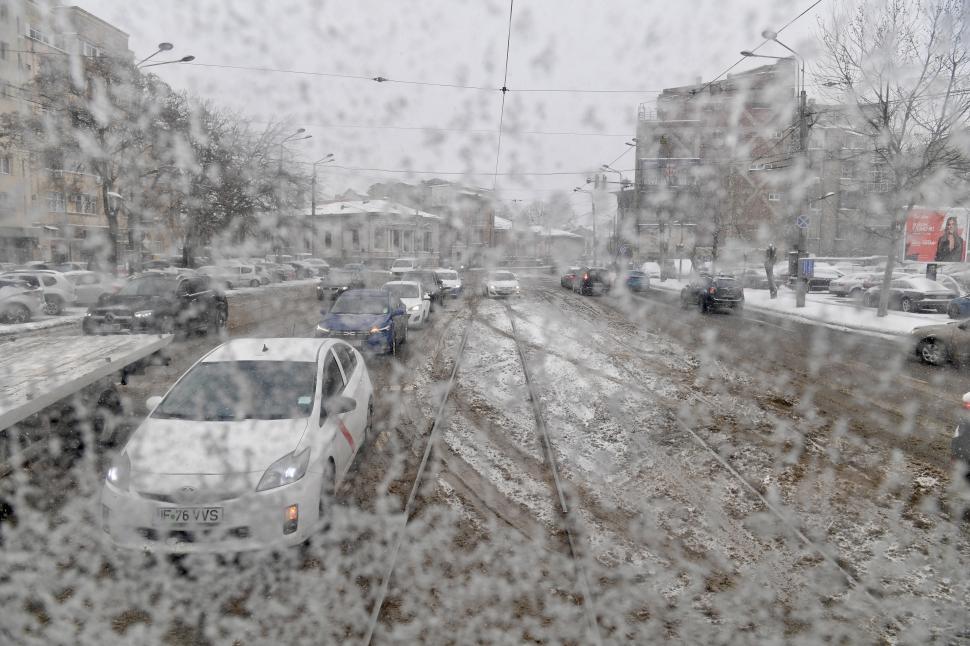 România se transformă în polul frigului din Europa. Sunt 30 de cm de zăpadă în București, ninge și e ger. Minus 20 de grade în țară 952878
