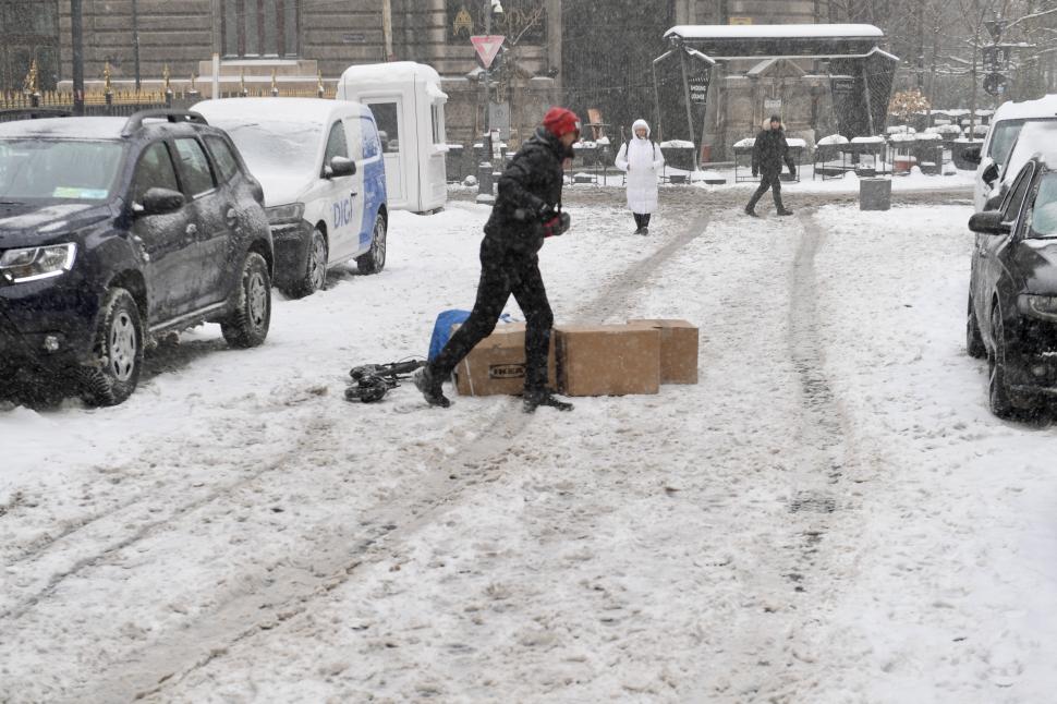 România se transformă în polul frigului din Europa. Sunt 30 de cm de zăpadă în București, ninge și e ger. Minus 20 de grade în țară 952879