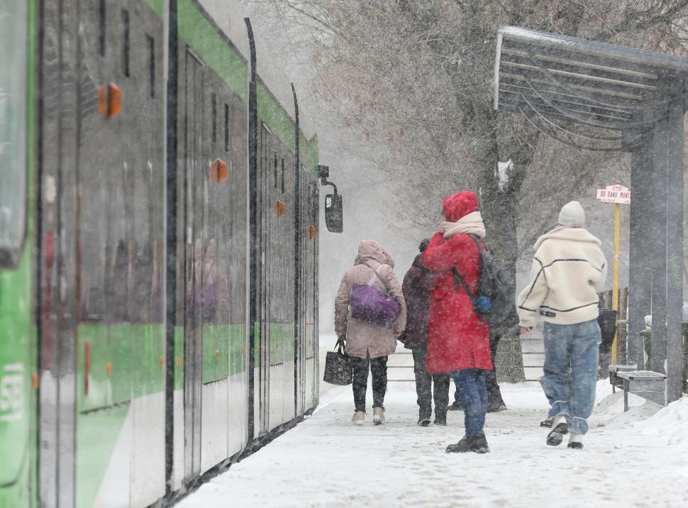 România se transformă în polul frigului din Europa. Sunt 30 de cm de zăpadă în București, ninge și e ger. Minus 20 de grade în țară 952880