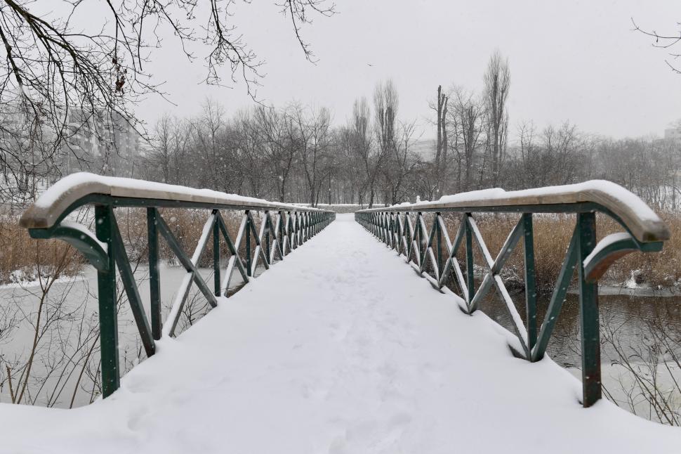 România se transformă în polul frigului din Europa. Sunt 30 de cm de zăpadă în București, ninge și e ger. Minus 20 de grade în țară 952881