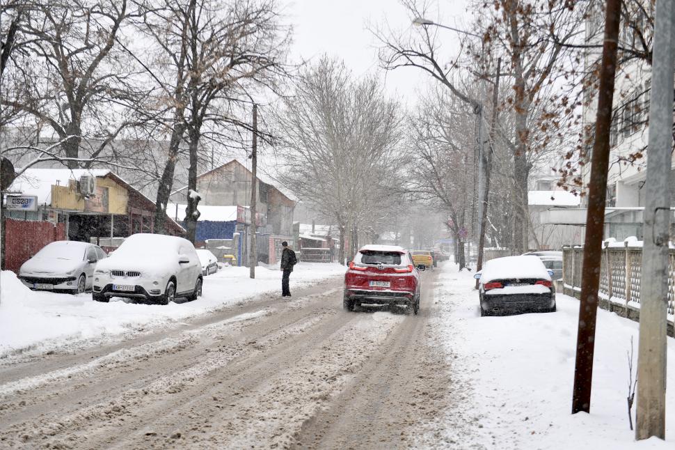 România se transformă în polul frigului din Europa. Sunt 30 de cm de zăpadă în București, ninge și e ger. Minus 20 de grade în țară 952882