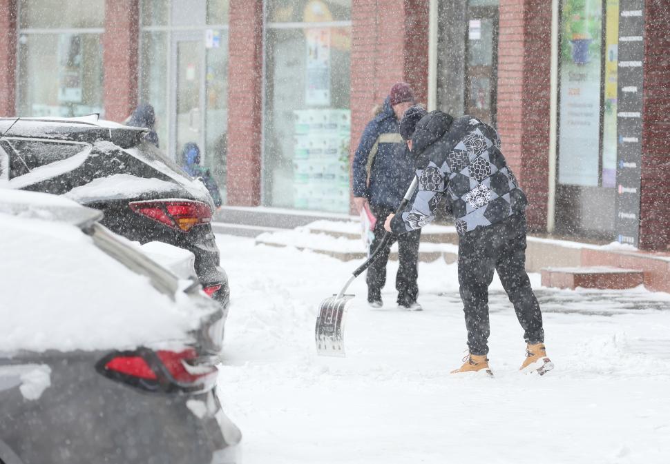 România se transformă în polul frigului din Europa. Sunt 30 de cm de zăpadă în București, ninge și e ger. Minus 20 de grade în țară 952884