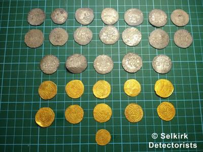 Descoperire arheologică „uluitoare”: Doi căutători de comori au găsit un tezaur de monede medievale din aur bătute în Scoția și Anglia 953250