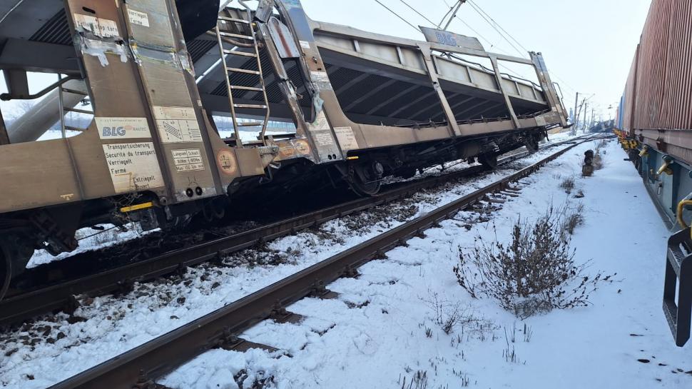 Două trenuri private de marfă s-au ciocnit pe ruta Roșiori-Caracal, un om a murit. Primele imagini de la fața locului 953153