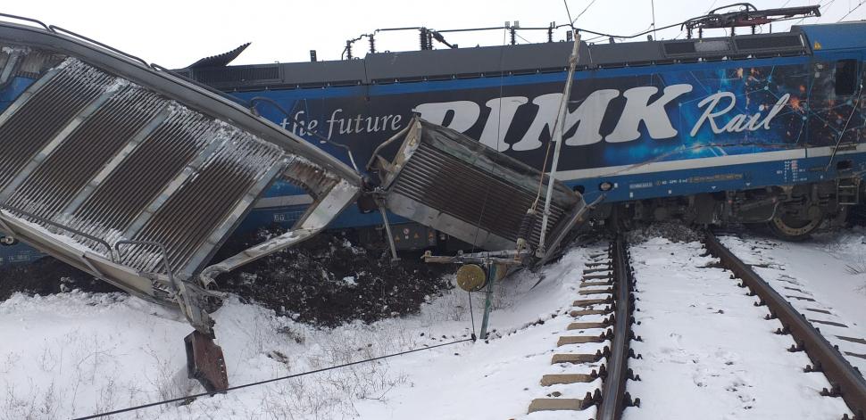 Două trenuri private de marfă s-au ciocnit pe ruta Roșiori-Caracal, un om a murit. Primele imagini de la fața locului 953155