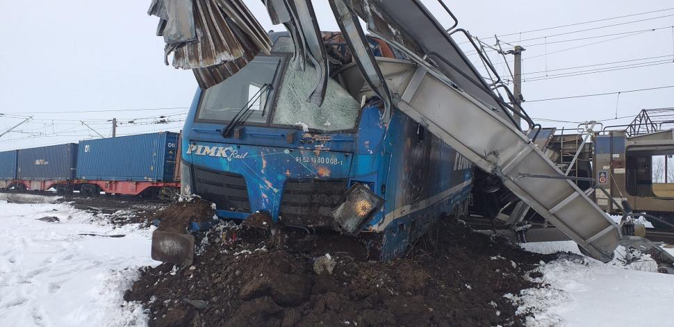 Două trenuri private de marfă s-au ciocnit pe ruta Roșiori-Caracal, un om a murit. Primele imagini de la fața locului 953157