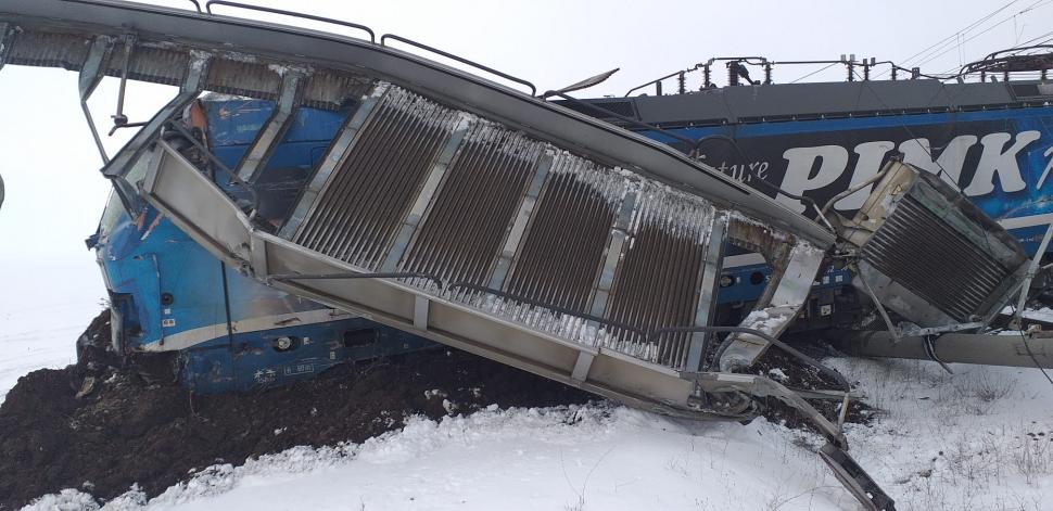 Două trenuri private de marfă s-au ciocnit pe ruta Roșiori-Caracal, un om a murit. Primele imagini de la fața locului 953158