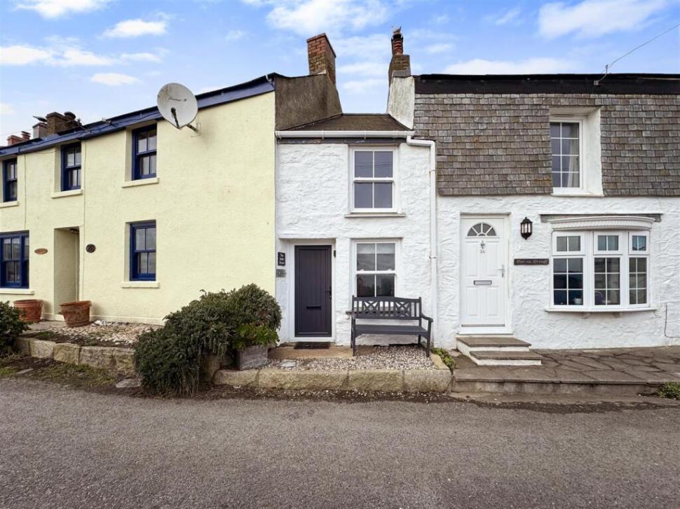 O casă construită pe o alee, pe 16 mp, este cea mai mică locuință din UK, dar se vinde cu un preț uluitor. Cum arată la interior 953125