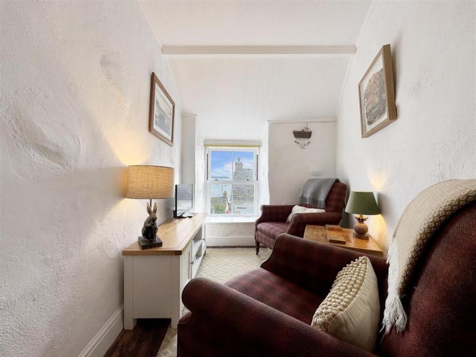 O casă construită pe o alee, pe 16 mp, este cea mai mică locuință din UK, dar se vinde cu un preț uluitor. Cum arată la interior 953126