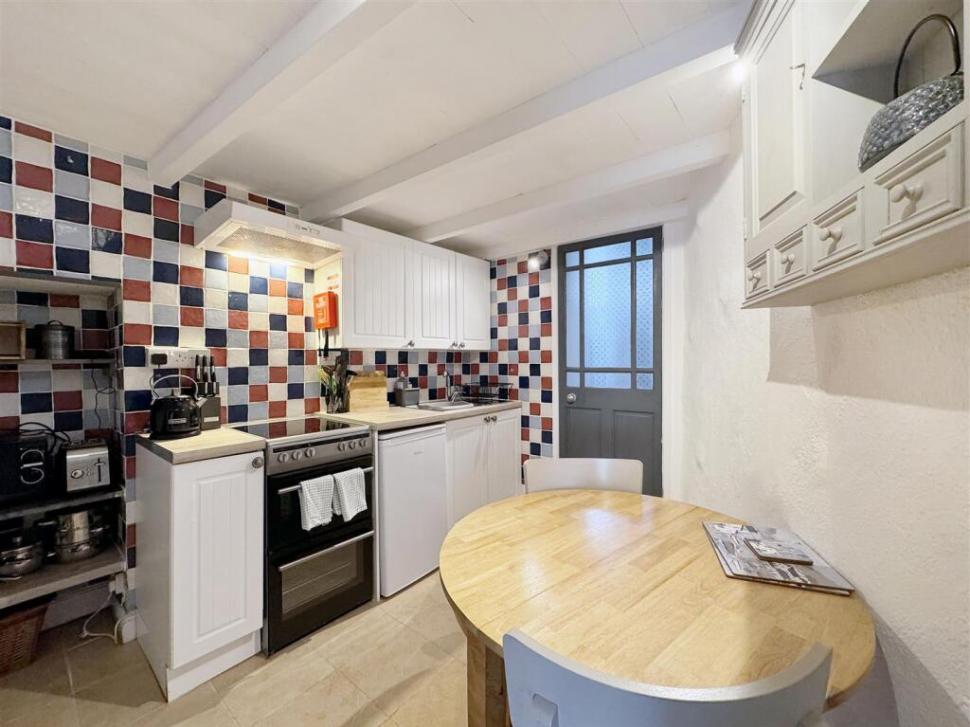 O casă construită pe o alee, pe 16 mp, este cea mai mică locuință din UK, dar se vinde cu un preț uluitor. Cum arată la interior 953127