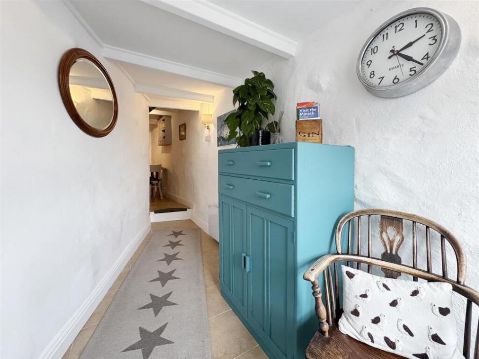 O casă construită pe o alee, pe 16 mp, este cea mai mică locuință din UK, dar se vinde cu un preț uluitor. Cum arată la interior 953128