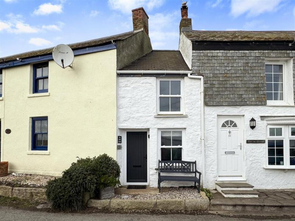 O casă construită pe o alee, pe 16 mp, este cea mai mică locuință din UK, dar se vinde cu un preț uluitor. Cum arată la interior 953129