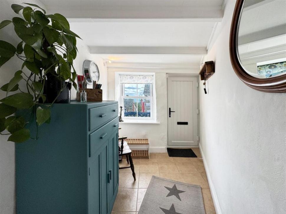 O casă construită pe o alee, pe 16 mp, este cea mai mică locuință din UK, dar se vinde cu un preț uluitor. Cum arată la interior 953130